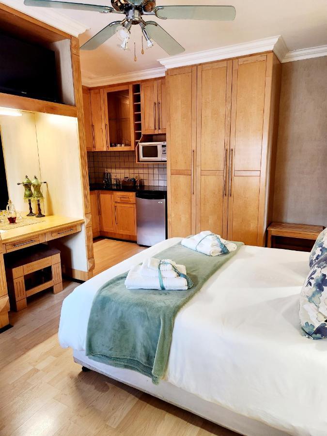 The Wooden Leg Guesthouse Kleinmond Bagian luar foto